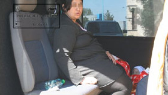 Două fetiţe gemene, ascunse într-un microbuz, depistate la frontieră