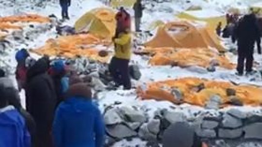 Alpinist român rămas pe Everest, evacuat cu elicopterul