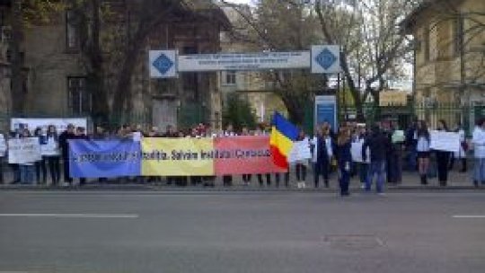 Protest în faţa Institutului Cantacuzino din Capitală