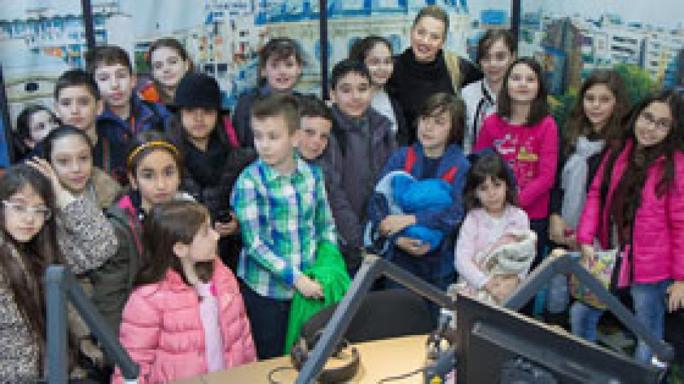 Peste o mie de elevi au vizitat luni Radio România