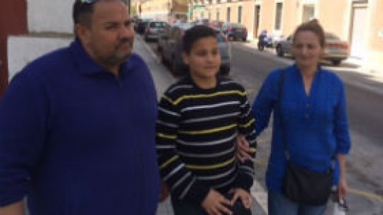 Un copil român talentat cântă la vioară în metroul din Madrid