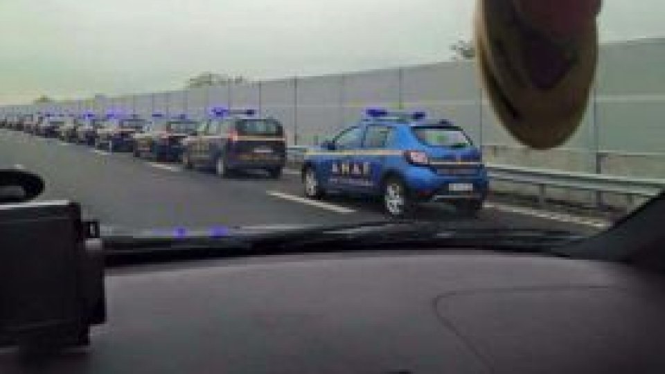 Turiştii din Vama Veche au spart parbrizul unei maşini a fiscului