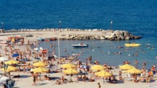 Zeci de mii de turişti îşi petrec minivacanţa de 1 Mai pe litoral