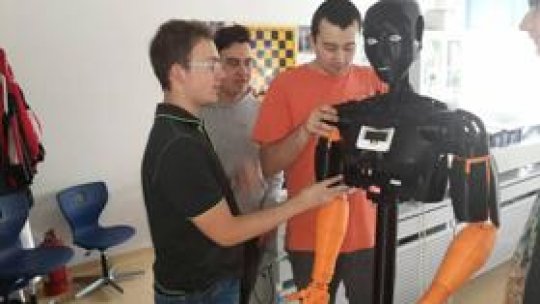 Câţiva tineri botoşăneni au construit primul robot umanoid din România