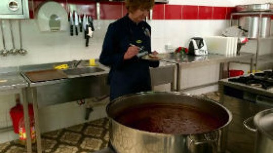 Un bucătar-șef din SUA a gătit într-o cantină socială din București