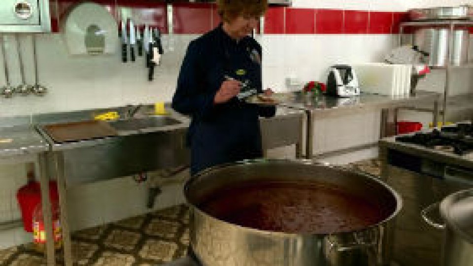 Un bucătar-șef din SUA a gătit într-o cantină socială din București