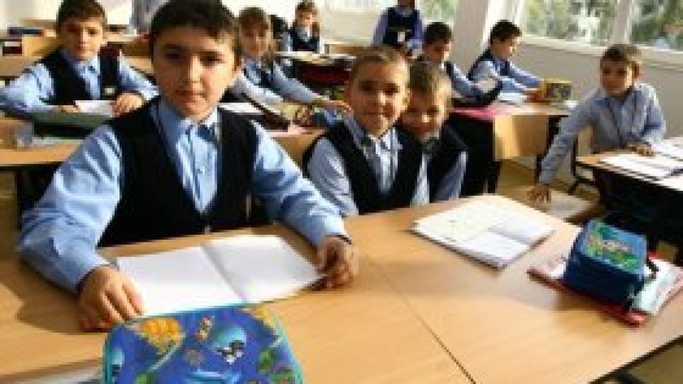 Elevii de clasa a IV-a susţin evaluarea scrisă la limba română