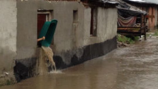 Oameni evacuați și școli închise din cauza inundațiilor din N-V țării