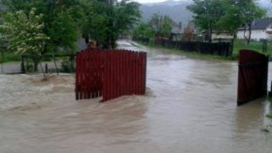 Ploi torenţiale, vijelii, grindină de dimensiuni record în nord-vestul ţări