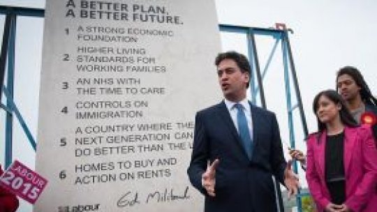 Liderul opoziţiei britanice şi-a săpat în piatră promisiunile electorale