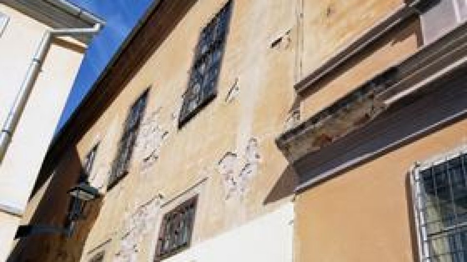 Faţada clădirii Palatului Brukenthal, "un pericol"