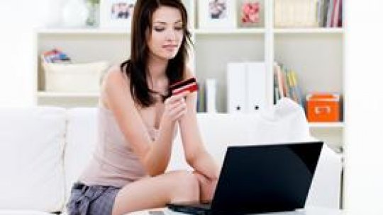 Tot mai mulţi români folosesc cardul pentru cumpărăturile online