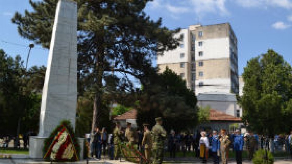 Ceremonie militară la Monumentul Eroilor Neamului din Buzău