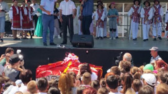 500 de tablete pentru copiii din Peştera-Constanţa