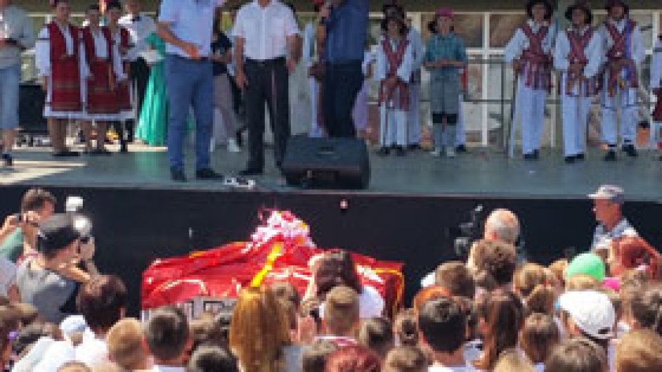 500 de tablete pentru copiii din Peştera-Constanţa