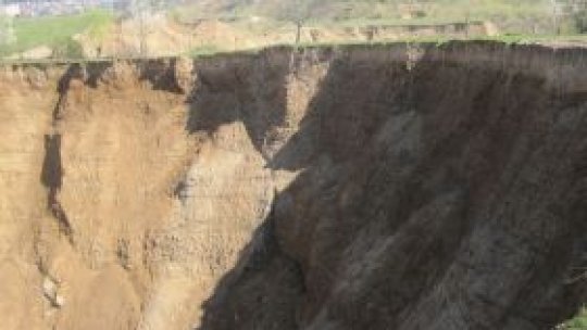 Gospodăriile românilor din Transcarpatia, afectate de surpările de teren