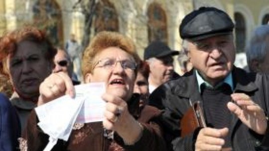 Pensionarii protestează în fața guvernului