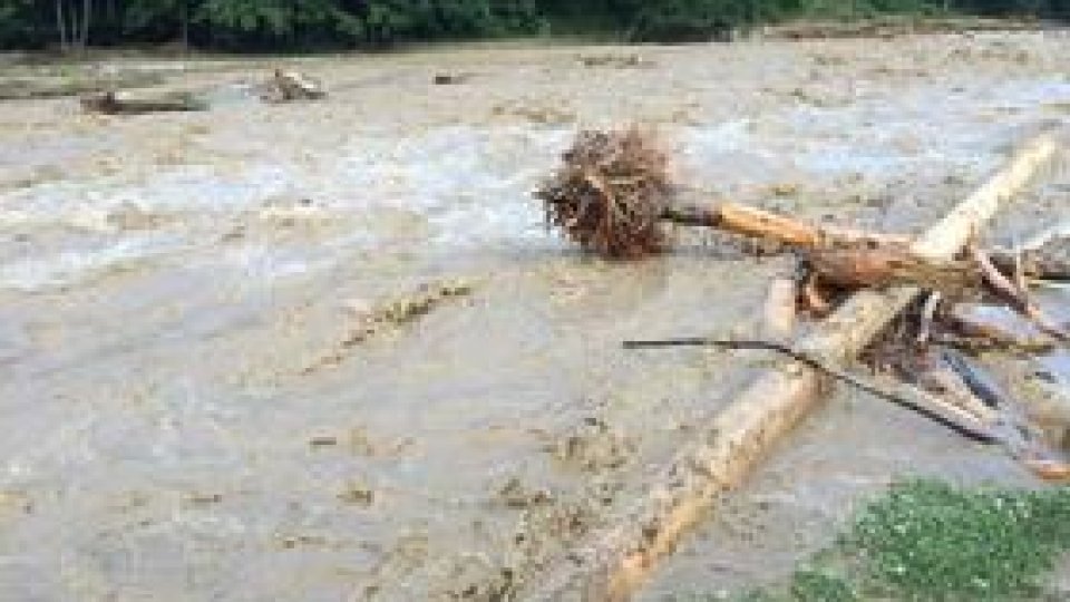 Cod galben de inundaţii pe râuri din două judeţe, până la ora 22:00