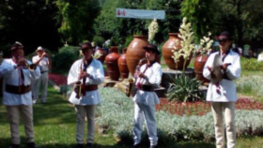 "Muzici şi Tradiţii în Cişmigiu"