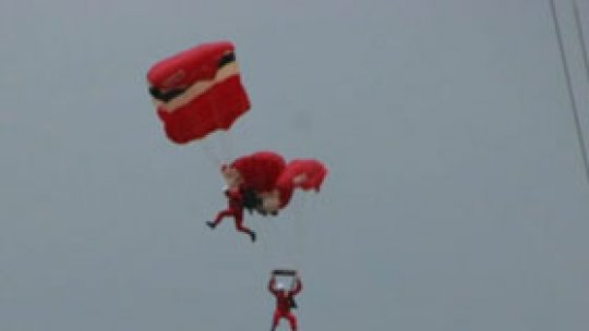 Paraşutist britanic salvat în ultimul moment de un coleg