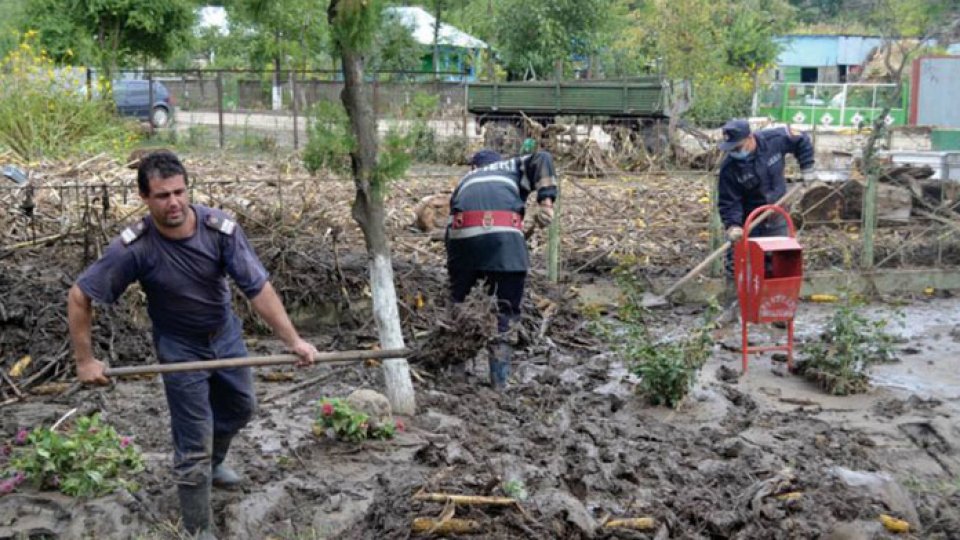 Pompierii au evacuat apa din 54 de gospodării din Sibiu