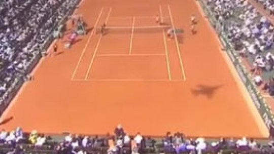Avionul care zboară cu spatele la Roland Garros