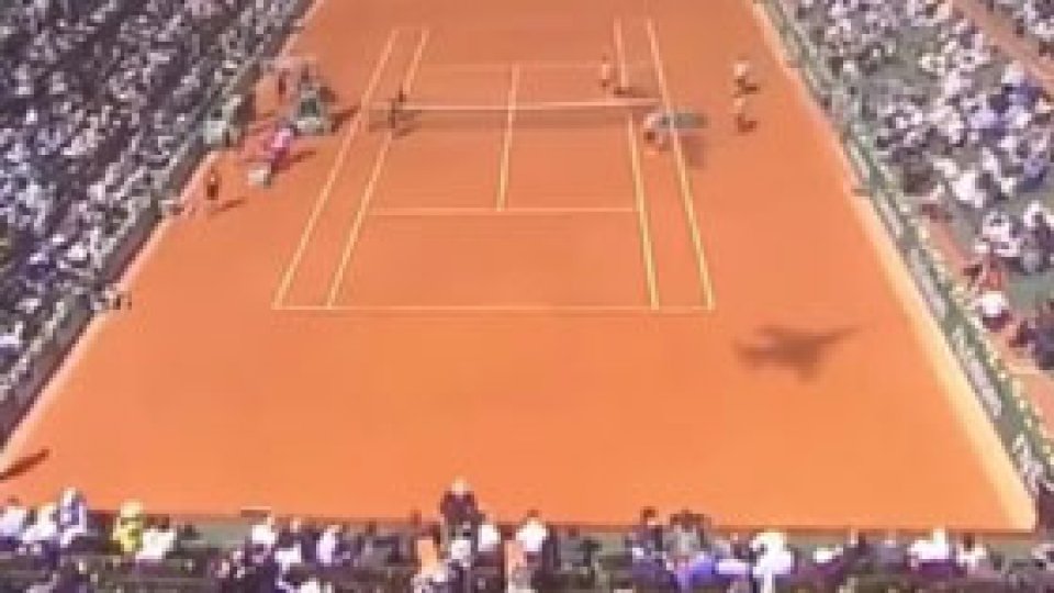 Avionul care zboară cu spatele la Roland Garros