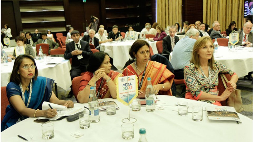 Mass media publică "să-şi amintească ce o diferenţiază de cea comercială"