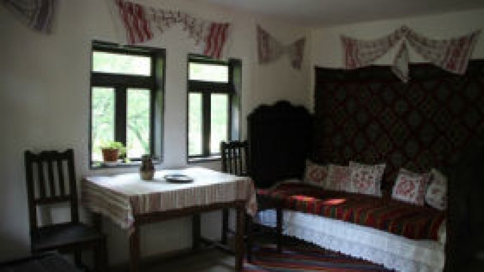 Antena Satelor în Satul Comorilor