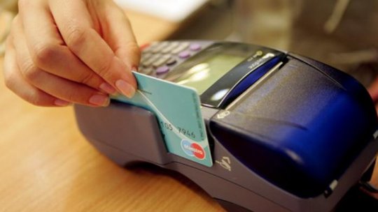 Plăţile cu cardul bancar, tot mai des utilizate de români