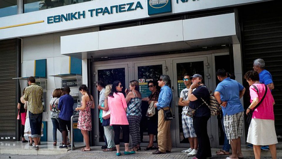 Opinia publică din Grecia, divizată în privinţa renunţării la euro