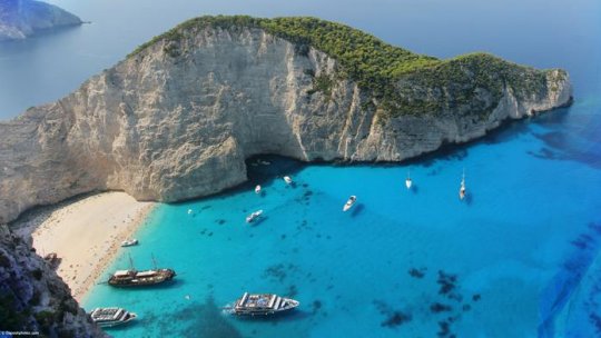 Turiştii români din Grecia "nu vor fi afectaţi de măsurile fiscale"
