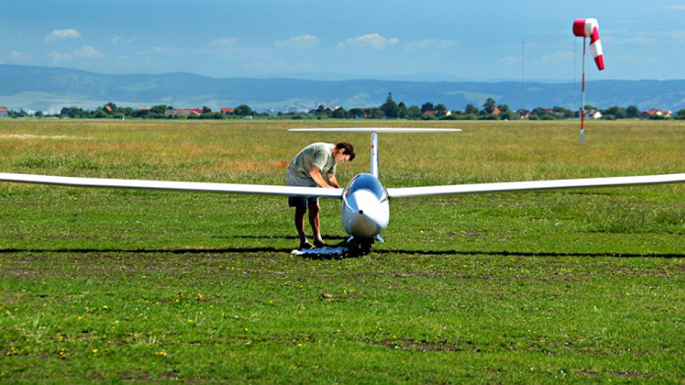 Căutările pilotului planorului dispărut continuă