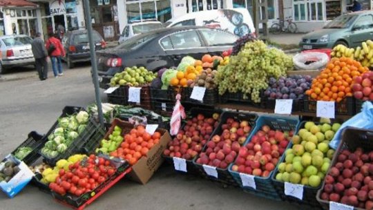 Sute de kilograme de legume şi fructe, confiscate în Vâlcea