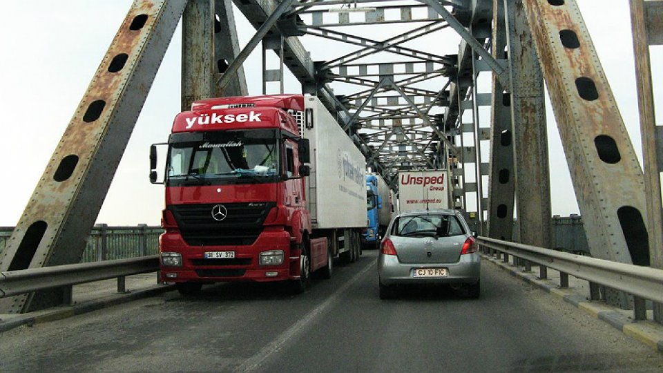 Coloane de mașini pe podul Giurgiu-Ruse