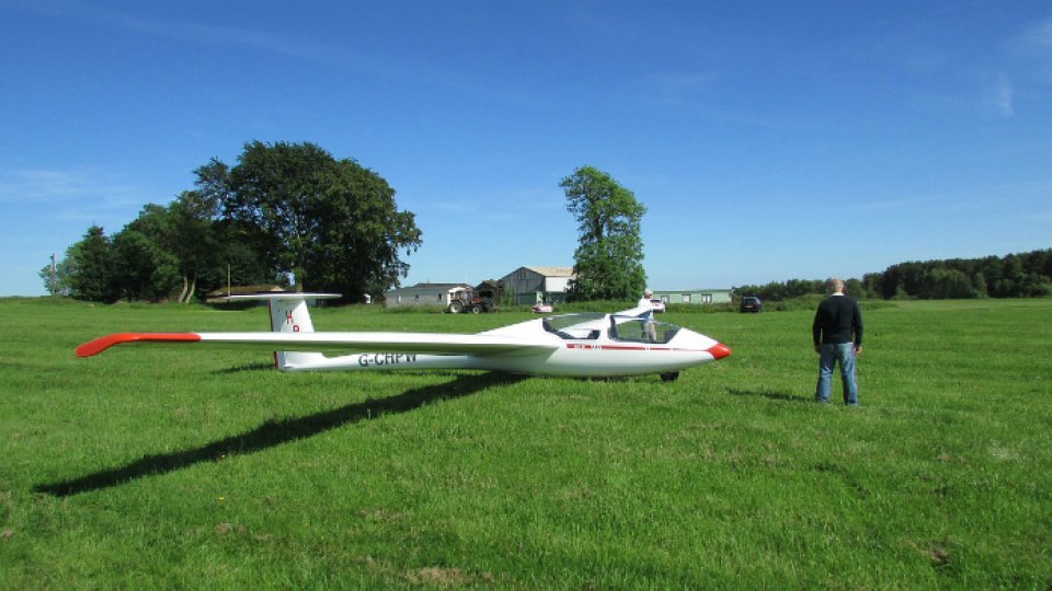 Căutările pilotului planorului dispărut continuă