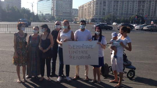 Mai mulţi medici protestează în faţa guvernului