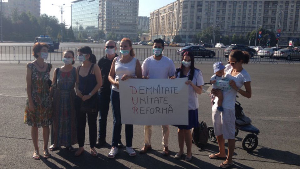 Mai mulţi medici protestează în faţa guvernului
