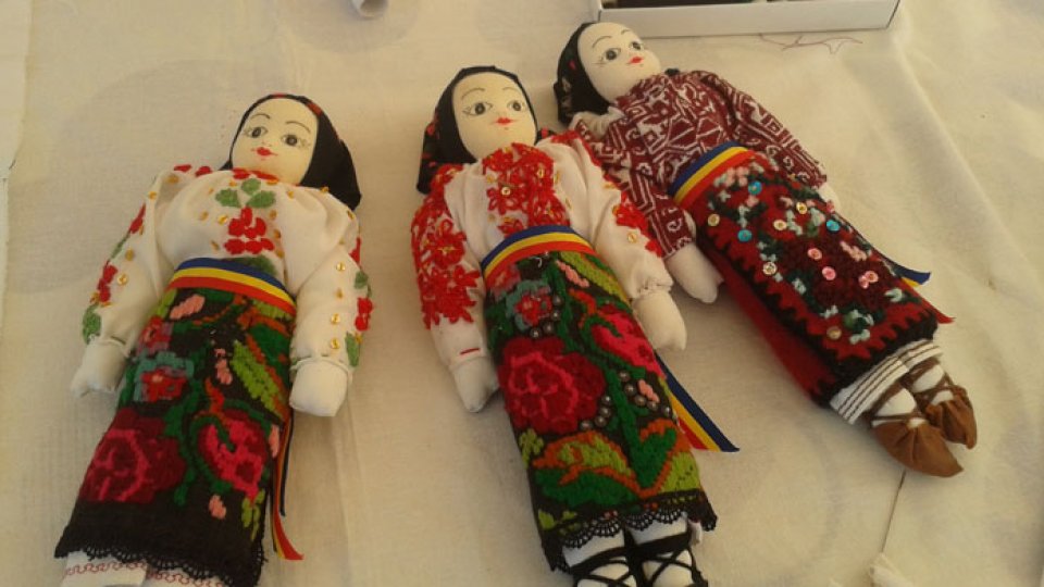 Copiii învață să confecționeze păpuși tradiționale românești