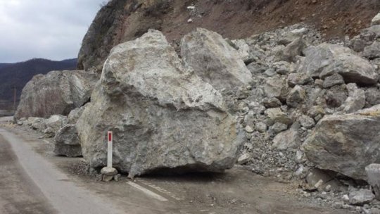 Restricții pe DN 7 Valea Oltului pentru dislocări de stânci instabile