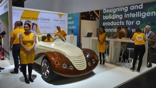 Mașina din lemn concepută de doi români, expusă la Salonul de la Frankfurt