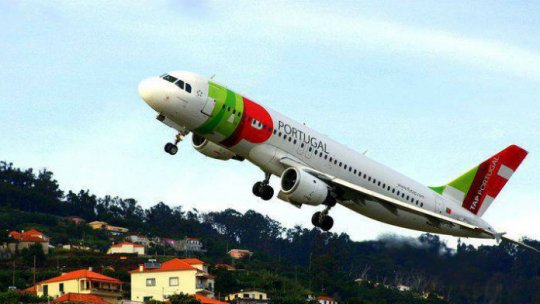 Un avion cu pasageri români la bord a aterizat de urgență