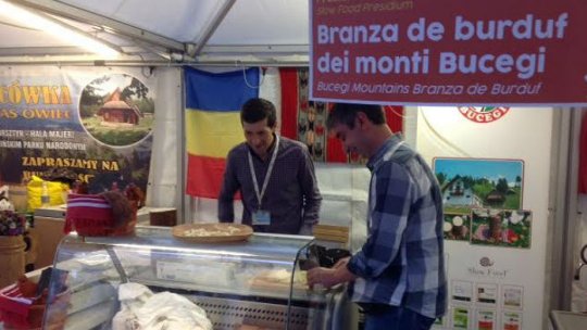 Italienii, surprinși și încântați de branza de burduf din Bucegi