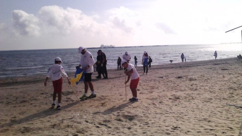 Gunoaiele de pe plaja Mamaia, strânse de voluntari americani și români