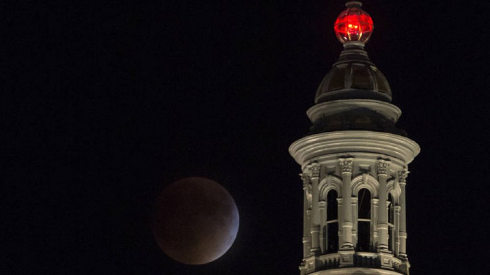 Eclipsă totală a Super Lunii