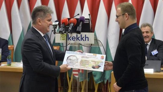 Maghiarii au de astăzi cărţi de identitate electronice de tip nou