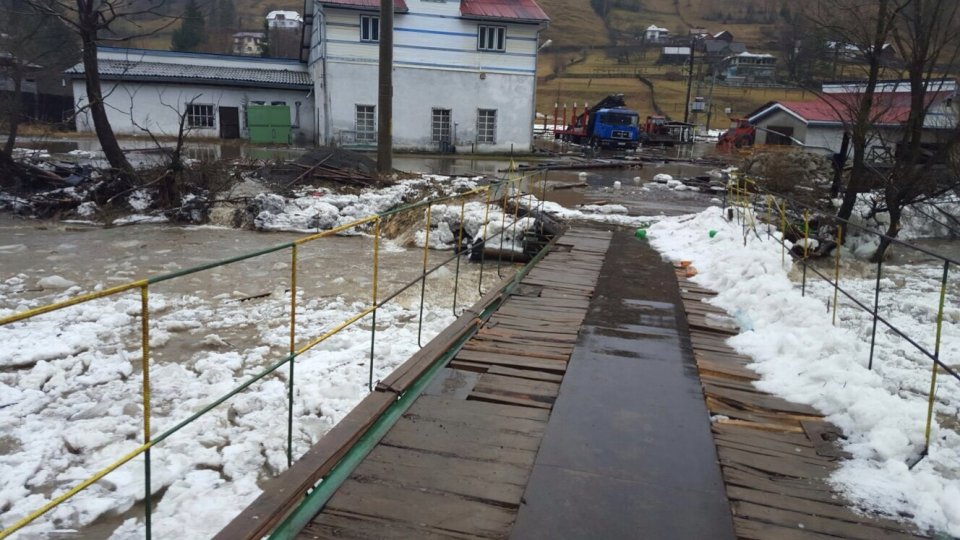 Au fost deblocate acumulările de gheaţă de pe raza comunei Iacobeni - FOTO