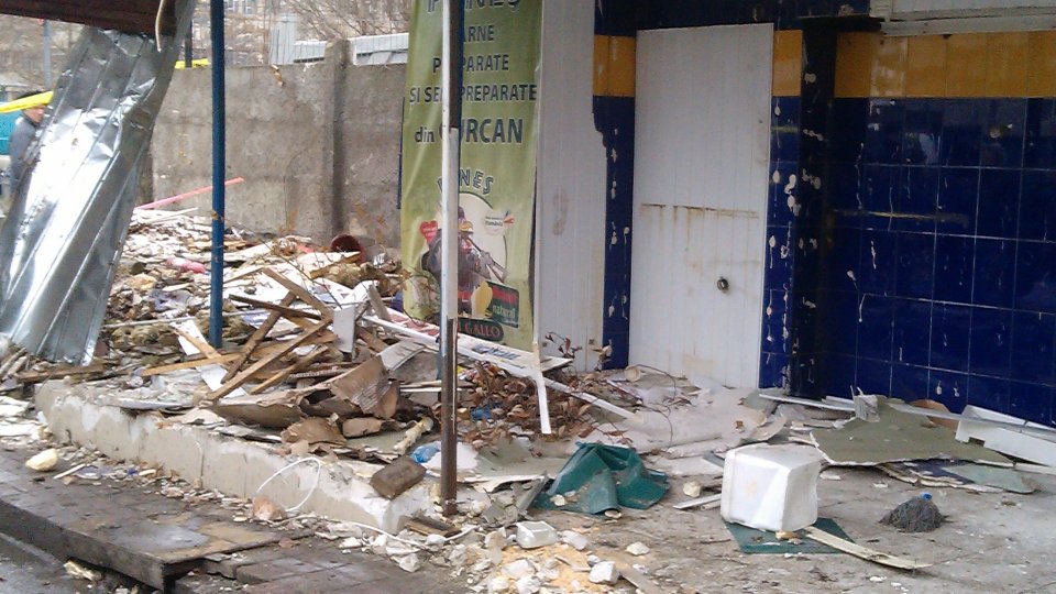 FOTO: Demolări de chioșcuri în Piața Sudului din București