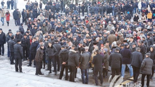 În centrul Chişinăului, mii de oameni participă la două manifestaţii