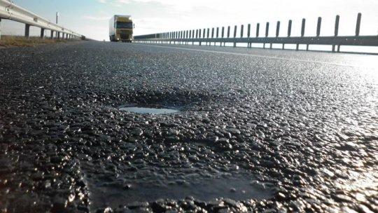 Probleme grave cu gropile din asfaltul autostrăzii Arad-Nădlac